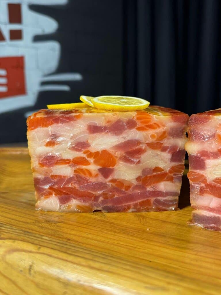 Рулет мраморный х/к в/у (форель, тунец, масляная)